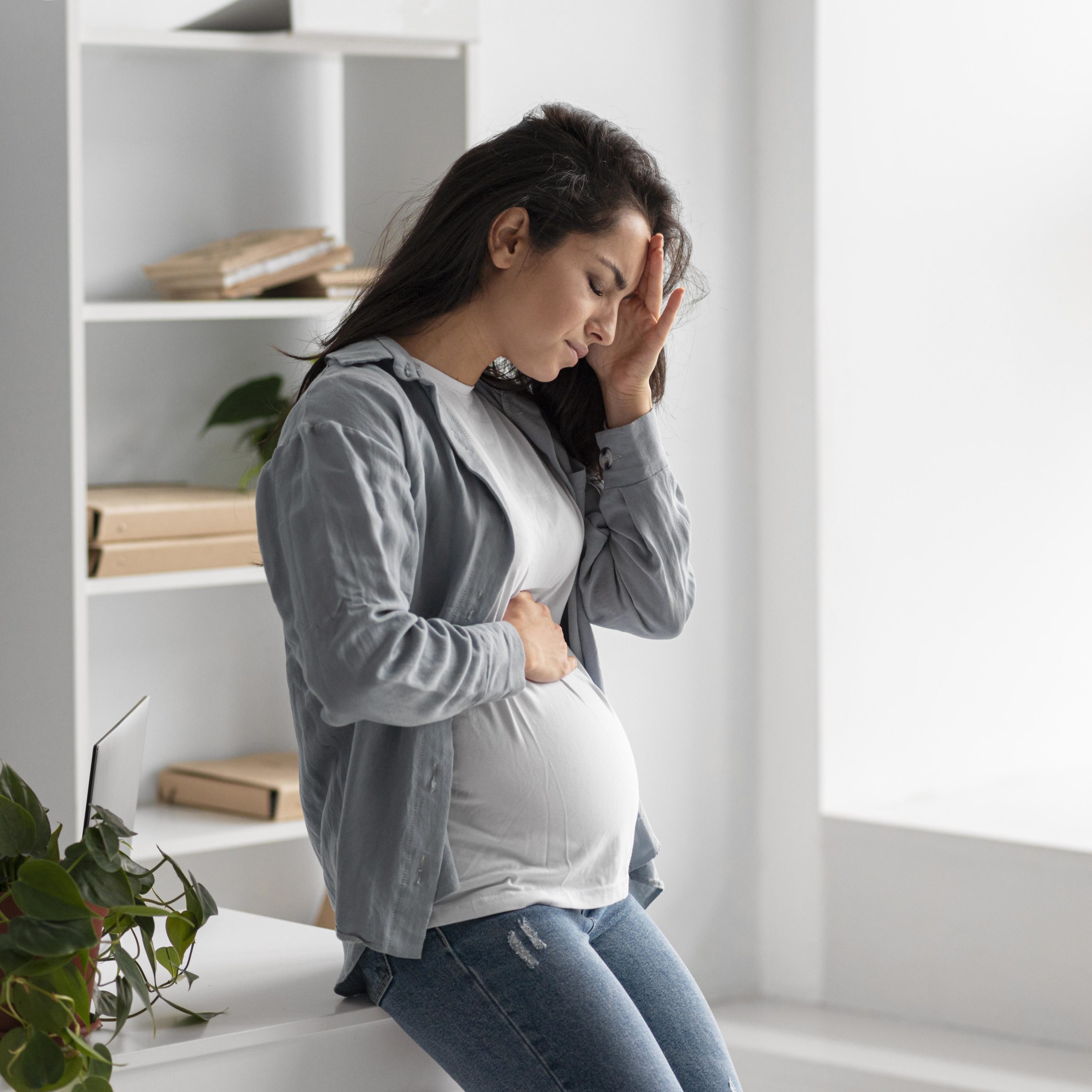 pregnant woman with migraine